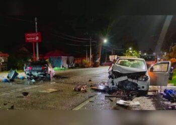 KEADAAN kereta Proton Wira dan Nissan Navara yang remuk selepas terlibat dalam kemalangan di Jalan Mengabang Lekor, Batu Rakit, Kuala Nerus, semalam.