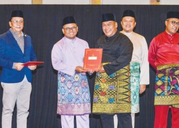 AMIRUDIN Shari (dua dari kriri) menyerahkan watikah kepada Pengerusi Jawatankuasa Pembangunan dan Keselamatan Kampung (JPKK) yang dilantik bagi penggal 2024-2025  di Shah Alam, Selangor, semalam. 
– UTUSAN/SYAKIR RADIN