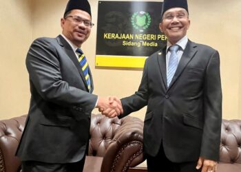 MOHD. Shukri Ramli (kanan) bersalaman dengan Che Murad Sayang Ramjan (kiri) yang memulakan tugas sebagai Setiausaha Kerajaan Negeri Perlis berkuatkuasa, hari ini. -UTUSAN/ASYRAF MUHAMMAD