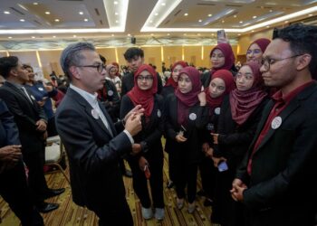 FAHMI Fadzil beramah mesra dengan peserta mahasiswa selepas Persidangan Antarabangsa Institute of Public Relations Malaysia (IPRM) di Putrajaya, hari ini. - UTUSAN/FAISOL MUSTAFA