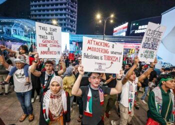 MASYARAKAT dunia mengadakan bantahan secara besar-besaran sama ada melalui perhimpunan, perarakan mahupun memboikot syarikat atau barangan yang jelas menyumbang kepada ekonomi Israel.