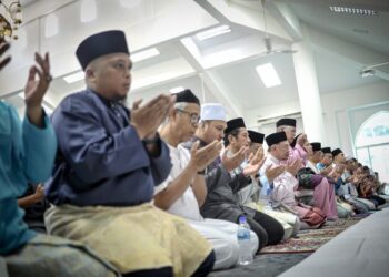 QUNUT nazilah hanya dibacakan kepada musuh daripada golongan kafir dan golongan murtad sahaja serta tidak ke atas golongan umat Islam sesama sendiri. – GAMBAR HIASAN