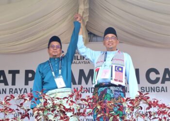 JOOHARI Ariffin (kanan) berdepan Abidin Ismail dalam Pilihan Raya Kecil (PRK) Sungai Bakap pada 6 Julai ini. – UTUSAN/IQBAL HAMDAN