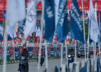 BERPOLITIK secara berterusan tanpa henti boleh membawa pelbagai implikasi negatif terhadap masyarakat dan negara.
