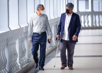 AZLAN Man (kiri) hadir di Mahkamah Sesyen Kuala Lumpur bagi perbicaraan kes tuntutan palsu dan AMLA. UTUSAN/SADDAM YUSOFF