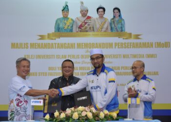 TUANKU Syed Faizuddin Putra Jamalalullail menyaksikan MoU antara KUIPs dan MMU di Dewan Sekolah Kebangsaan (SK) Seberang Ramai Kuala Perlis semalam.-UTUSAN