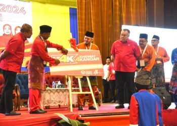 ZAMBRY Abd Kadir melancarkan gimik Perasmian Mesyuarat Perwakilan UMNO Bahagian Kangar di Dewan Warisan, Kangar, Perlis hari ini.- UTUSAN/IZLIZAN OTHMAN