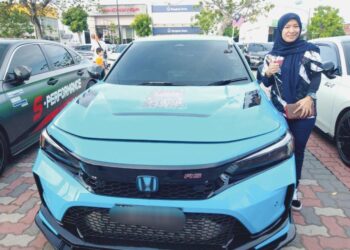 SURAYA Mohamad bergambar bersama keretanya ketika menyertai kempen kibar Jalur Gemilang sempena sambutan Hari Kemerdekaan bulan depan oleh kelab permotoran FE Northern Chapter TT di Juru, Bukit Mertajam, Pulau Pinang.