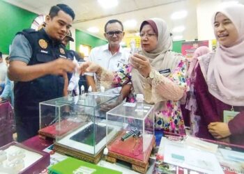 DR. KASEMANI Embong (tengah) melawat gerai pameran pada Majlis Sambutan Hari Malaria Sedunia Peringkat Negeri Terengganu di Jertih, Besut, semalam. – UTUSAN/WAN ZURATIKAH IFFAH WAN ZULKIFLI