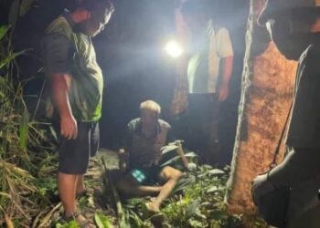 LELAKI warga emas ditemukan selamat di kebun getah di Kampung Tambilidon, Pitas, Sabah, semalam. - IHSAN BOMBA