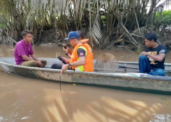 PEGAWAI Jabatan Alam Sekitar (JAS) Johor (tengah) mengambil contoh air Sungai Tanjung Air Hitam, Pontian, Johor. - UTUSAN/MUHAMMAD ZIKRI