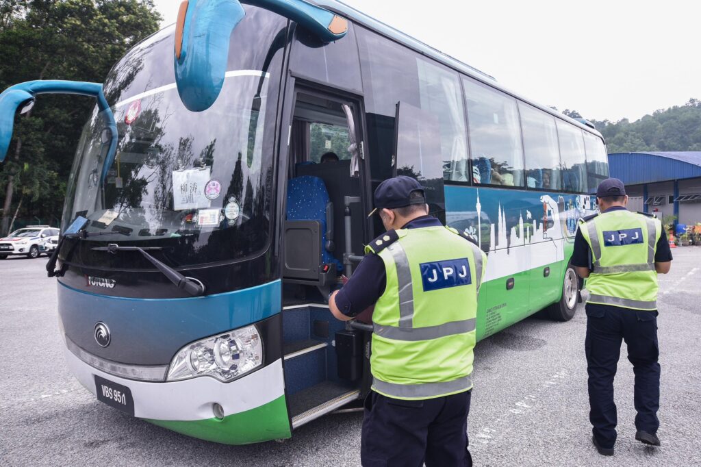 OP Sepadu Bas Pelancongan, Ekspres: Dua pemandu tiada lesen, seorang positif ganja OP Sepadu Bas Pelancongan, Ekspres: Dua pemandu tiada lesen, seorang positif ganja