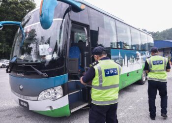 JABATAN Pengangkutan Jalan menjalankan pemeriksaan terhadap bas pelancong dan ekspres di Stesen Penguatkuasa Jabatan Pengangkutan Jalan (JPJ) Gombak hari ini- gambar M firdaus M Johari