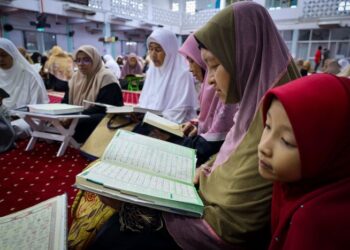 RAKYAT Malaysia sewajarnya menghidupkan kembali sunnah yang ditinggalkan
oleh junjungan besar Nabi Muhammad SAW agar limpahan rahmat dan berkat dari-Nya
sentiasa tercurah di bumi Malaysia tercinta.