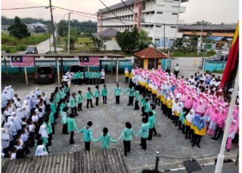 PEMBAHAGIAN jawatan yang adil dapat mengembangkan kemahiran pelajar secara lebih menyeluruh sekali gus mengasah kemahiran kepimpinan, komunikasi dan kerjasama. – GAMBAR HIASAN/SK BUKIT CHANGGANG