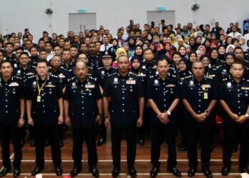 MUHAMMAD Abdul Halim (lima dari kiri) merakamkan gambar bersama selepas Perhimpunan Bulanan Ibu Pejabat Polis Kontinjen (IPK) Perlis, hari ini. - UTUSAN/ASYRAF MUHAMMAD