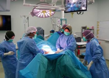 PEMBEDAHAN laparoskopi menggunakan Digital Laparoscopic Suite dilakukan di HoSZA, Kuala Nerus, Terengganu, kelmarin.