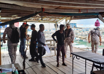 SEPASUKAN pegawai dan anggota Maritim Malaysia melakukan pemeriksaan di sebuah sangkar ikan di perairan Kilim, Langkawi.