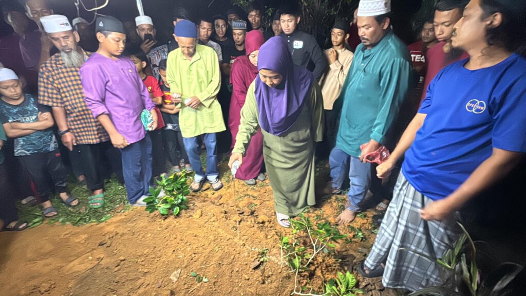 Keropok beracun: Jenazah Akil Syauqi selamat dikebumikan Keropok beracun: Jenazah Akil Syauqi selamat dikebumikan