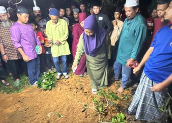 NURAIN Hasnorizal menyiram air mawar di pusara anaknya, Muhammad Akil Syauqi di Tanah Perkuburan Islam Kampung Banggol Berangan, Baling.