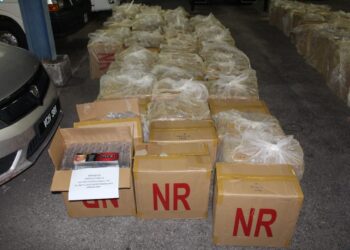 POLIS Johor merampas pelbagai jenis rokok dan arak bernilai RM725,324 menerusi dua operasi berasingan di Johor Bahru.