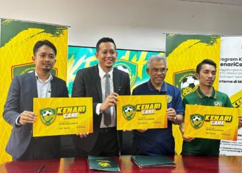 MOHD. Daud Bakar (dua kanan) bersama Asward Mahadzir (dua kiri) menunjukkan replika kad keahlian KenariCare pada majlis pelancaran di Pejabat KDA FC di Alor Setar.