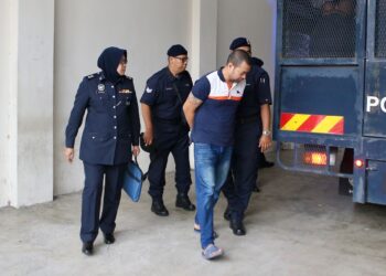 TERTUDUH, Dzulkifli Che Othman dihadapkan ke Mahkamah Majistret atas kesalahan mengedar dadah di Kompleks Mahkamah Alor Setar. -UTUSAN/SHAHIR NOORDIN