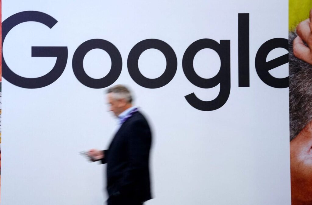 Lelaki saman Google selepas gambar tidak berpakaian tersebar di Street View Lelaki saman Google selepas gambar tidak berpakaian tersebar di Street View