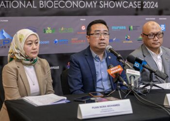 Menteri Sains, Teknologi dan Inovasi, Chang Lih Kang (tengah) bercakap pada majlis pembuka tirai dan sidang akhbar Pameran dan Persidangan Bioekonomi Kebangsaan 2024 di Pusat Dagangan Dunia Kuala Lumpur di sini, hari ini.
Turut sama, Naib Presiden Kanan Perbadanan Bioekonomi, Nora Mohamed (kiri).  - UTUSAN/FARIZ RUSADIO