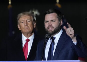 VANDALIA, OHIO - NOVEMBER 07: Former U.S. President Donald Trump and Republican candidate for U.S. Senate JD Vance greet supporters during the rally at the Dayton International Airport on November 7, 2022 in Vandalia, Ohio. Trump campaigned at the rally for Ohio Republican candidates including Republican candidate for U.S. Senate JD Vance, who is running in a tight race against Democratic candidate for U.S. Senate Rep. Tim Ryan (D-OH).   Drew Angerer/Getty Images/AFP (Photo by Drew Angerer / GETTY IMAGES NORTH AMERICA /  AFP)