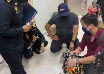 TOPI keledar jenama popular yang disita KPDN Kedah selepas disahkan tiruan ketika serbuan di sebuah kediaman di Alor Setar.