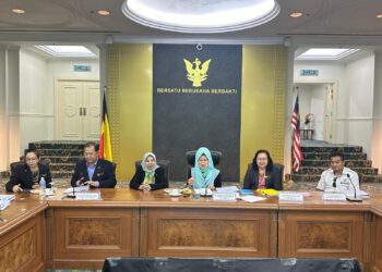 FATIMAH Abdullah (tiga dari kanan) bercakap dalam sidang media selepas mempengerusikan Mesyuarat Jawatankuasa Pusat Sehenti Remaja Hamil (OSTPC) Peringkat Sarawak yang kedua bagi tahun 2024, di Wisma Bapa Malaysia.
