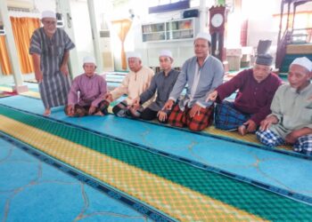 JEMAAH menunjukkan keadaan karpet Masjid Hijriah Sar, Pasir Salak, Perak yang lusuh dan semakin nipis. - UTUSAN/AIN SAFRE BIDIN