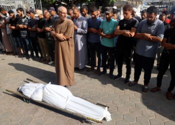 SOLAT jenazah terhadap mangsa serangan tentera Israel di pekarangan Hospital al-Aqsa di Deir el-Balah, Gaza. -AFP