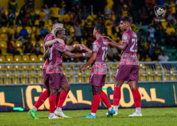 SANTOS (kanan) berjaya mengemudi benteng pertahanan KDA FC dengan baik ketika ini.-IHSAN KDA FC