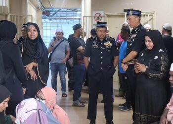 AYOB Khan Mydin Pitchay dan Ahmad Dzaffir menziarah keluarga dan jenazah Allahyarham di Jabatan Forensik Hospital Tuanku Ja'afar, Seremban, semalam.-GAMBAR/POLIS NEGERI SEMBILAN