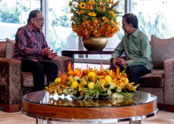 ANWAR Ibrahim menghadap Sultan Brunei, Sultan Hassanal Bolkiah bagi membincangkan beberapa perkara yang melibatkan kepentingan bersama antara Malaysia dan Brunei.