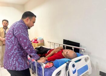 FARHAN Fauzi ketika menyampaikan sumbangan kepada saudara Hanafi yang kini terlantar akibat penyakit yang menyerang fungsi pergerakan badan, tangan dan kaki.