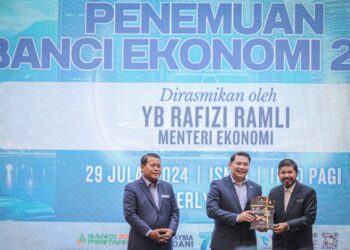 RAFIZI Ramli melihat buku Banci Ekonomi 2023 selepas merasmikan Majlis Peluncuran Penemuan Banci Ekonomi (Be) 2023 di Putrajaya. -UTUSAN/FAIZ ALIF ZUBIR