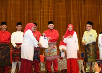 FATHUL Bari Mat Jahya (tiga dari kanan) menyampaikan sumbangan selepas menyempurnakan Majlis Perasmian Mesyuarat Perwakilan Wanita, Pemuda dan Puteri UMNO Bahagian Kangar di Dewan Warisan, Kangar, Perlis hari ini. -UTUSAN/IZLIZAN OTHMAN