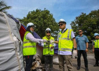 NIK Nazmi Nik Ahmad (kanan) ketika menyertai Op Patuh Bersepadu Pemutihan Kawasan Pengoperasian Kitar Semula Secara Haram di kawasan perindustrian di Sungai Petani. -UTUSAN/SHAHIR NOORDIN
