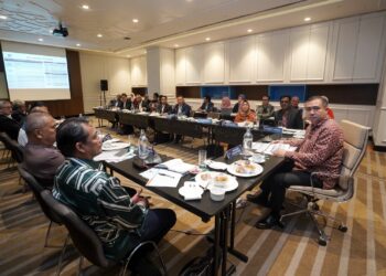 ANTHONY Loke ketika mempengerusikan Mesyuarat National Shipping Port Council (NSPC) Bil.1/2024 di Putrajaya. - UTUSAN/FAISOL MUSTAFA