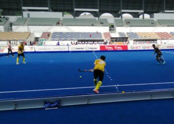 PERAK (jersi kuning) sewaktu beraksi menentang PDRM yang berkesudahan kemenangan 7-5 dicatat pasukan dari Utara tanah air itu di Stadium Hoki Nasional, Bukit Jalil, Kuala Lumpur, hari ini. - UTUSAN/AIZAWATI AHMAD