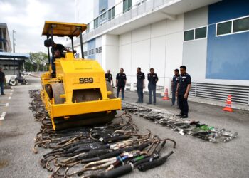 FISOL Salleh (kanan) melihat komponen motosikal yang dirampas polis hasil rampasan sepanjang operasi trafik di negeri ini pada sidang akhbar di IPK Kedah, Alor Setar. - UTUSAN/ SHAHIR NOORDIN