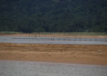 PAGAR yang mengelilingi tapak perkuburan lama kelihatan di lokasi yang pernah menjadi Kampung Mong Gajah di Tasik Pedu, Padang Terap. -UTUSAN/SHAHIR NOORDIN