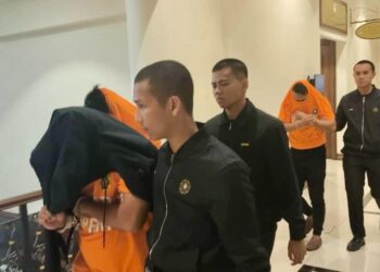 TIGA anggota penguat kuasa diiring keluar dari Mahkamah Majistret Kota Kinabalu semalam.