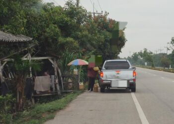 RAKYAT Thailand mengisi diesel seludup yang dijual di sepanjang laluan Sungai Golok ke Tak Bai di Wilayah Narathiwat, Thailand.