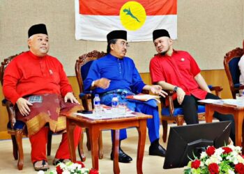 FATHUL Bari Mat Jahya (dua dari kanan) hadir sewaktu Mesyuarat UMNO Bahagian Arau di Universiti Malaysia Perlis (Unimap), Arau, Perlis, baru-baru ini.- UTUSAN