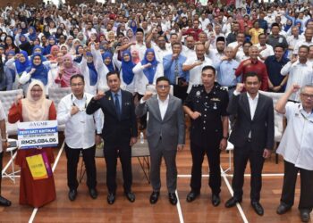 ABDUL Muie Ngah (depan empat dari kiri) dan Wan Munadi (depan empat dari kanan) bersama penerima manfaat, Siti Noor Hasmah Tasis (depan dua dari kiri) bergambar bersama kira-kira 700 orang guru pada majlis Ceramah Anti Scam terhadap Warga Pendidik di SMK Yuk Choy di Ipoh hari ini.