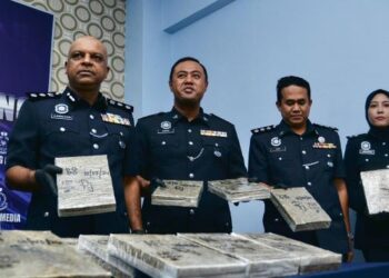 A A. ANBALAGAN (kiri) menunjukkan dadah yang dirampas pada sidang akhbar di Ibu Pejabat Polis Daerah Serdang hari ini. - UTUSAN/SYAKIR RADIN